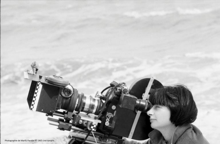 Agnès Varda sur le tournage de son film Les Créatures (1965)  Photographie de Marilù Parolini © 1965 ciné-tamaris